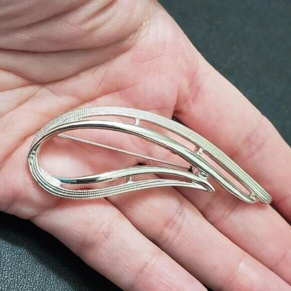 Sarah Coventry silver tone brooch swoop swish